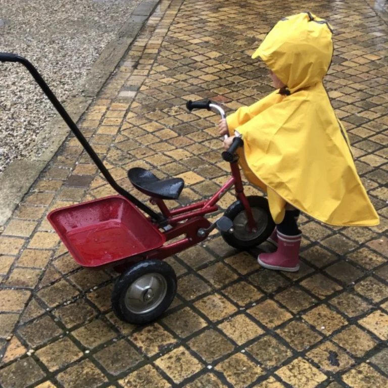 CapedepluieenfantcyclisteveloimpermeableLeTempsdesGrenouillesbebe_8